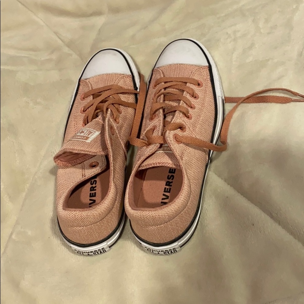 Pink low top converse